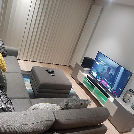 Lush Living - Double Room With Private Bathroom 런던 외부 사진