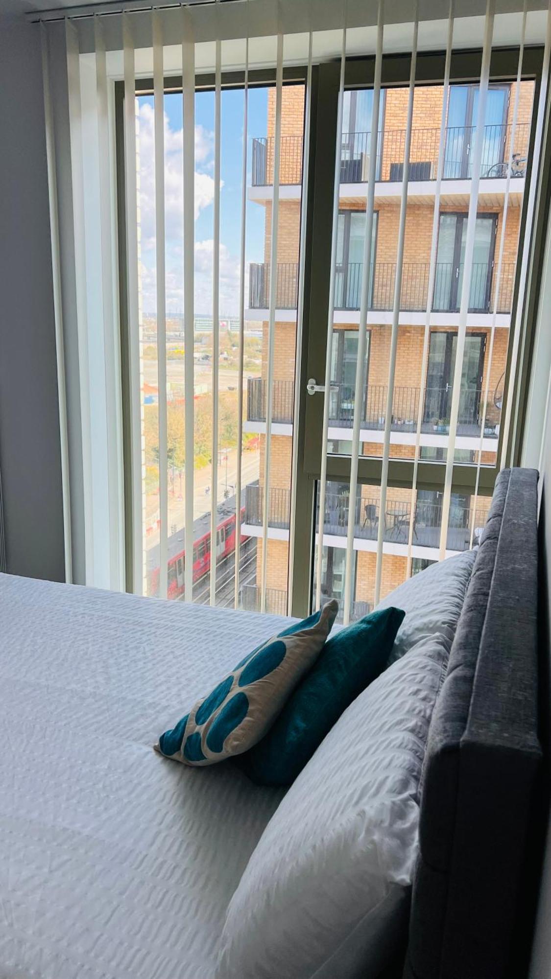 Lush Living - Double Room With Private Bathroom 런던 외부 사진
