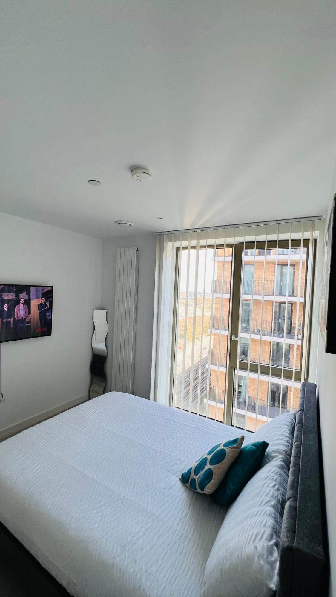 Lush Living - Double Room With Private Bathroom 런던 외부 사진