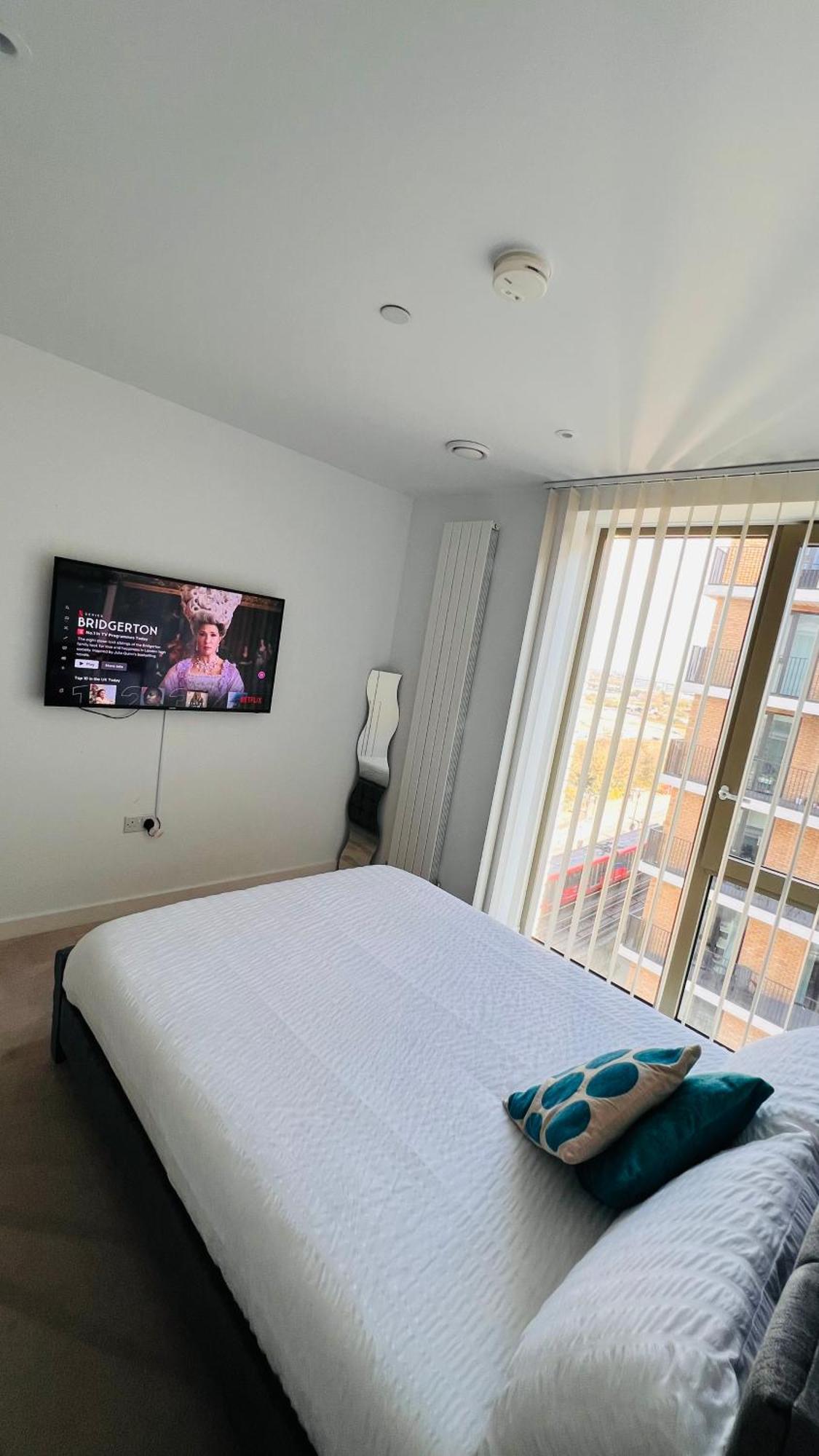 Lush Living - Double Room With Private Bathroom 런던 외부 사진