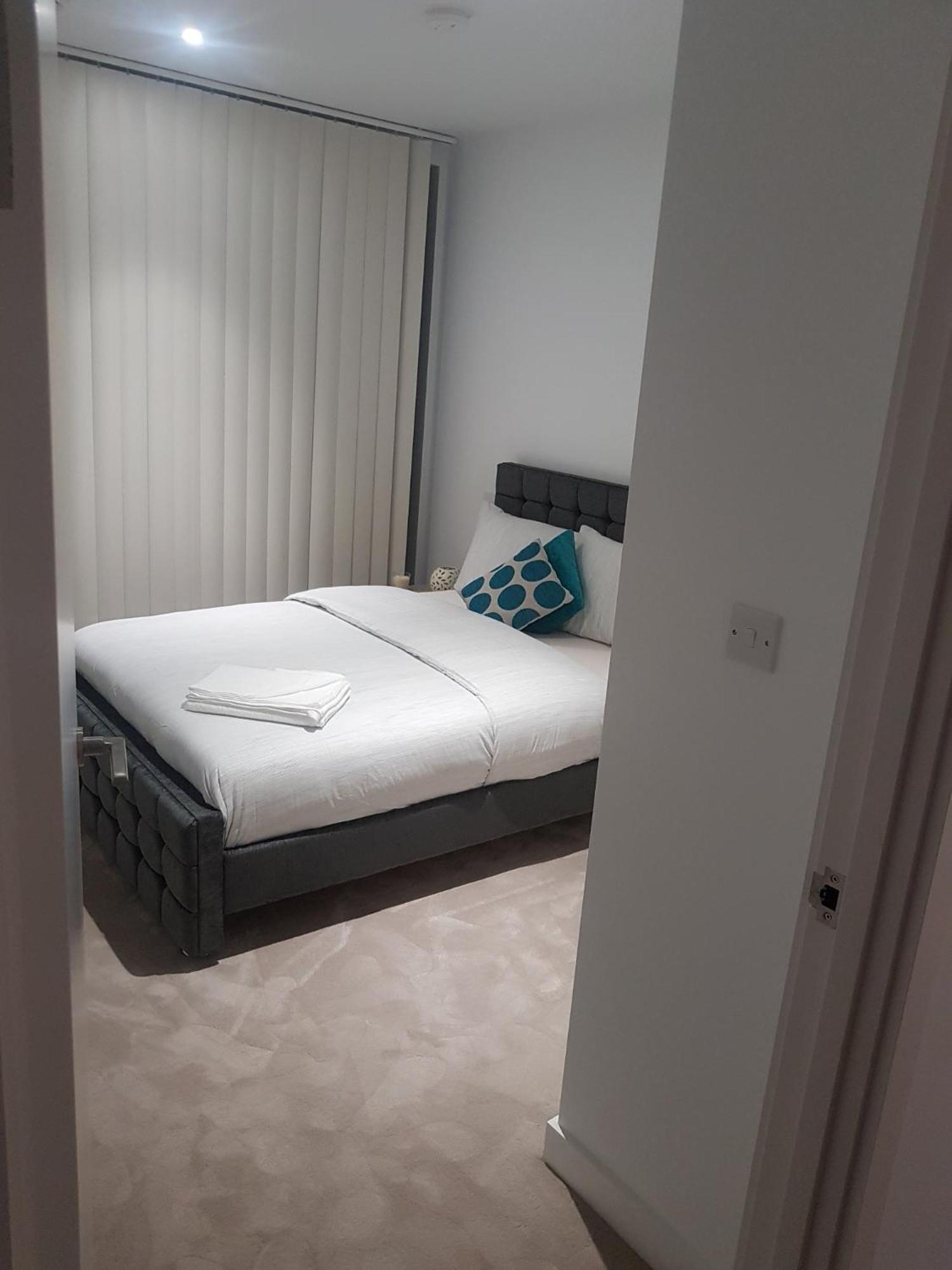 Lush Living - Double Room With Private Bathroom 런던 외부 사진