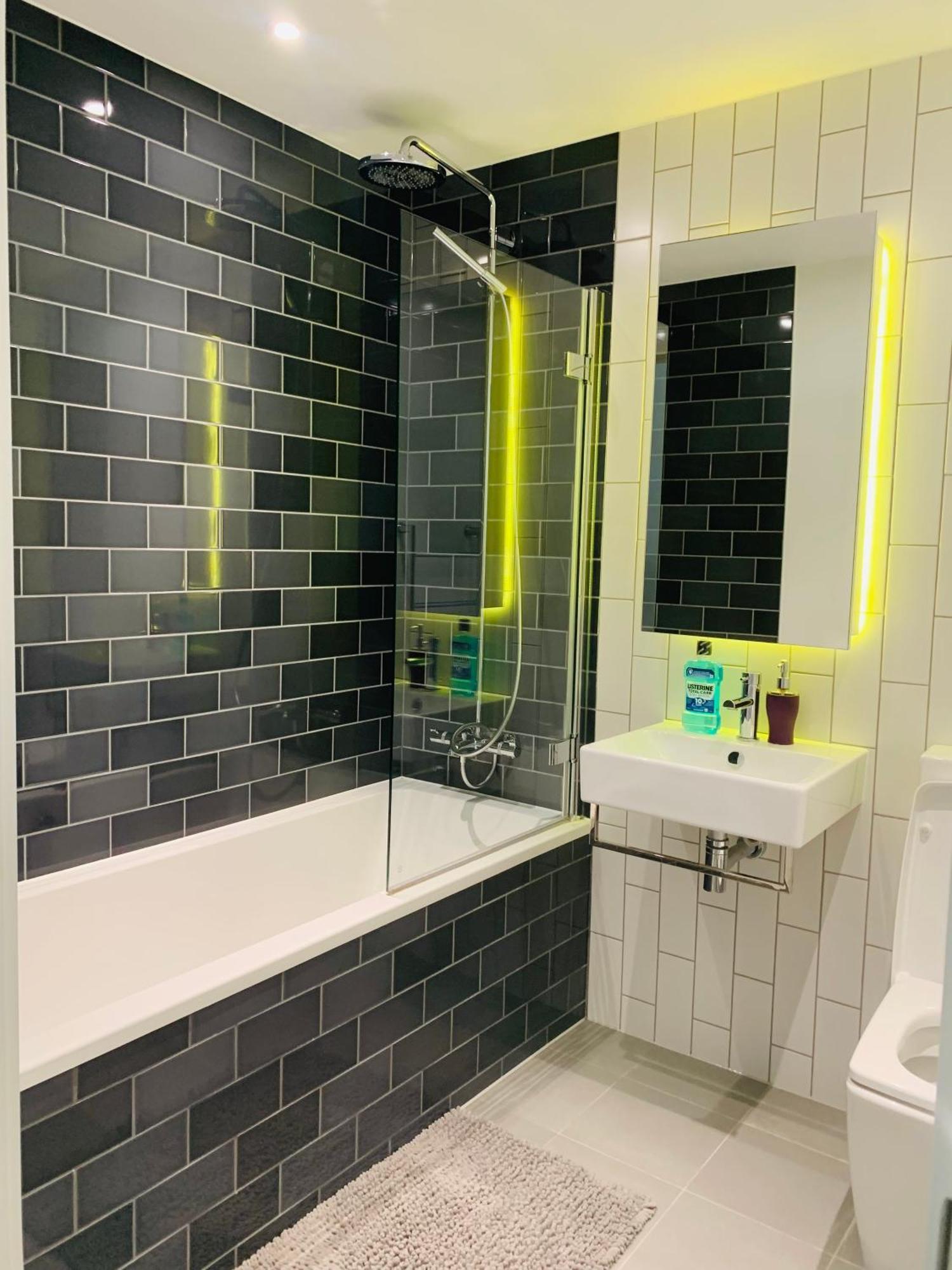 Lush Living - Double Room With Private Bathroom 런던 외부 사진
