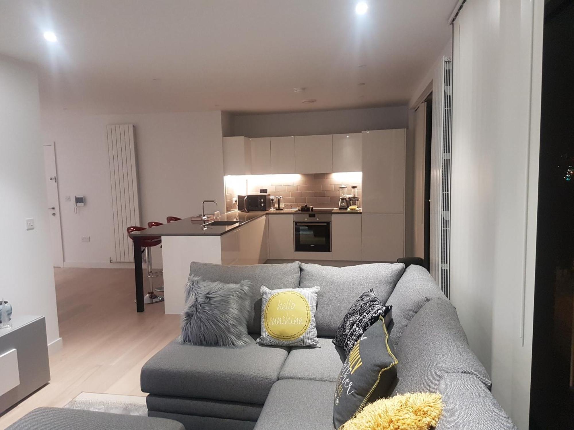 Lush Living - Double Room With Private Bathroom 런던 외부 사진
