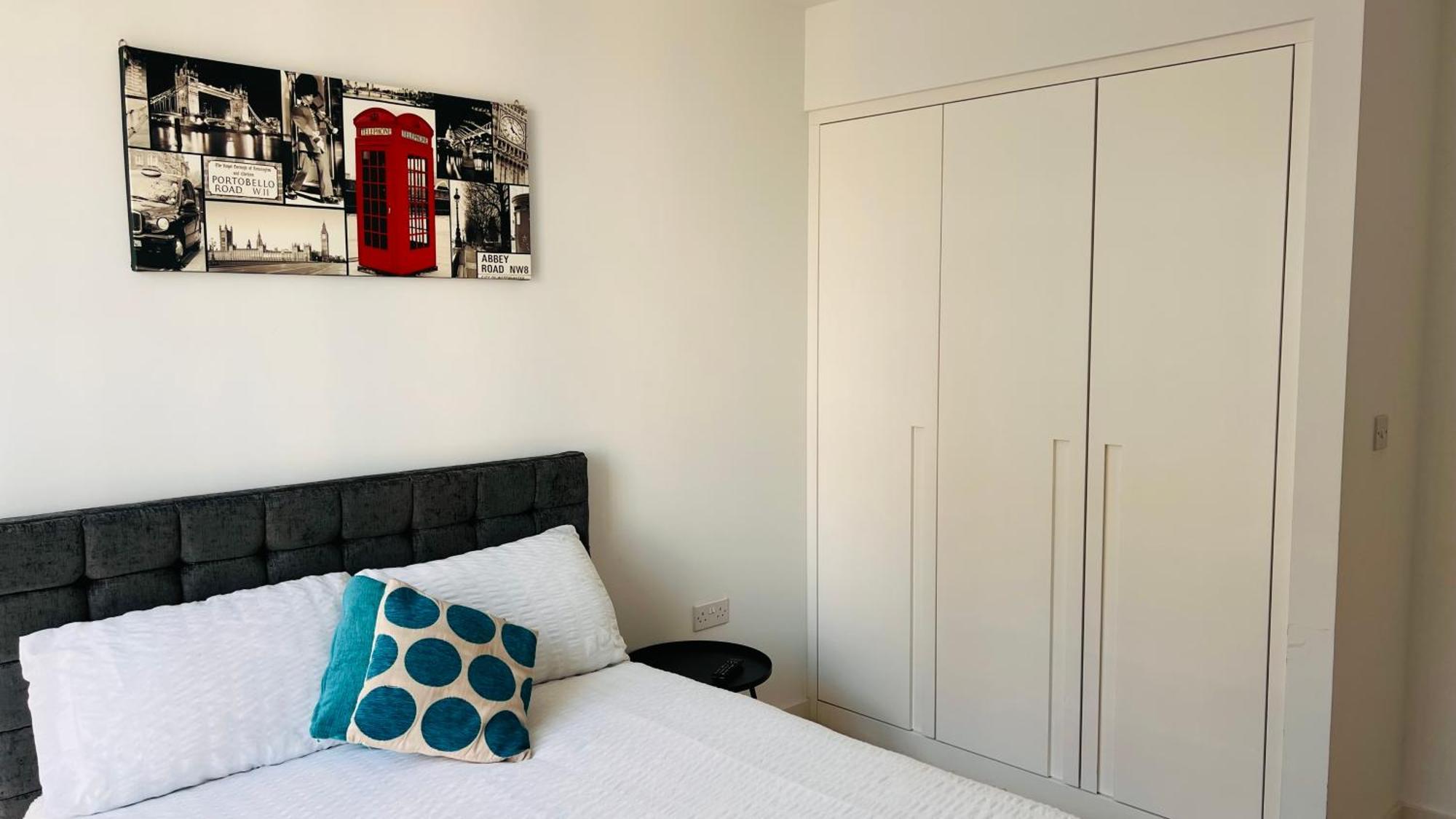 Lush Living - Double Room With Private Bathroom 런던 외부 사진