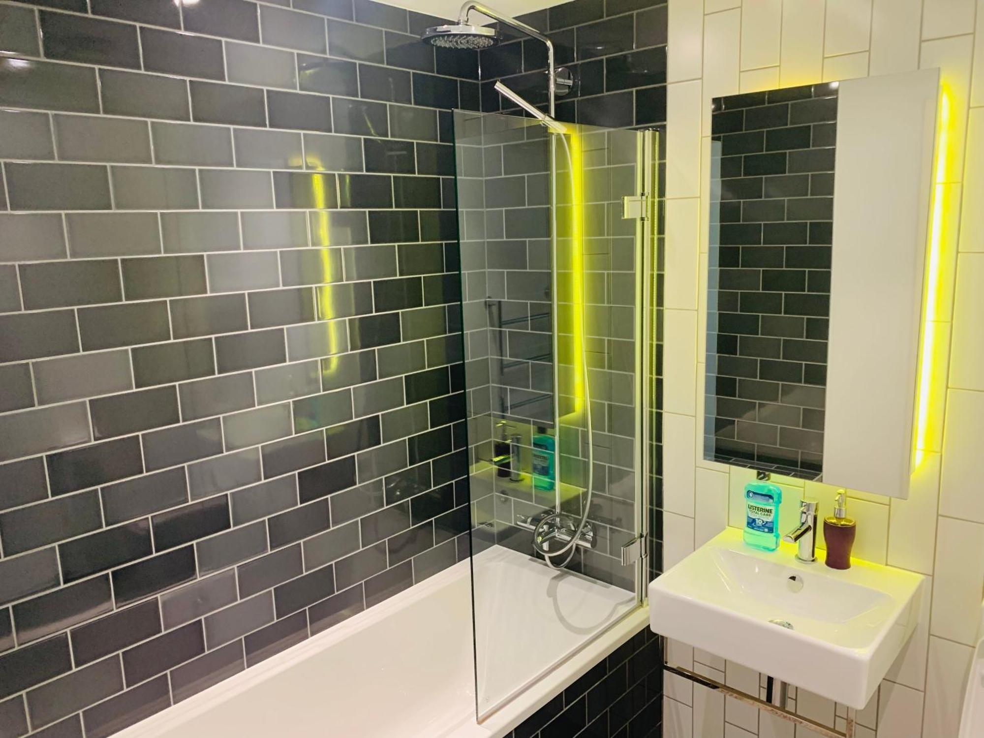 Lush Living - Double Room With Private Bathroom 런던 외부 사진