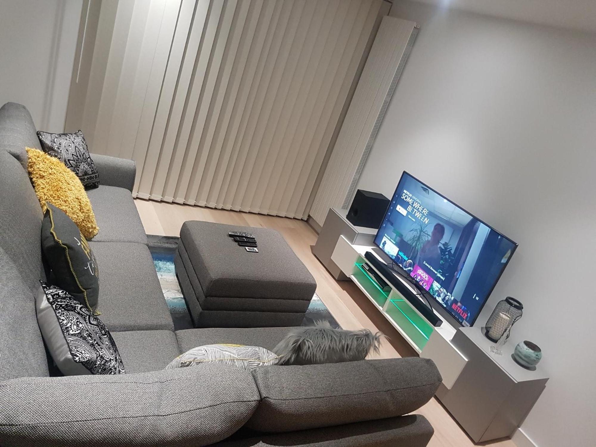 Lush Living - Double Room With Private Bathroom 런던 외부 사진